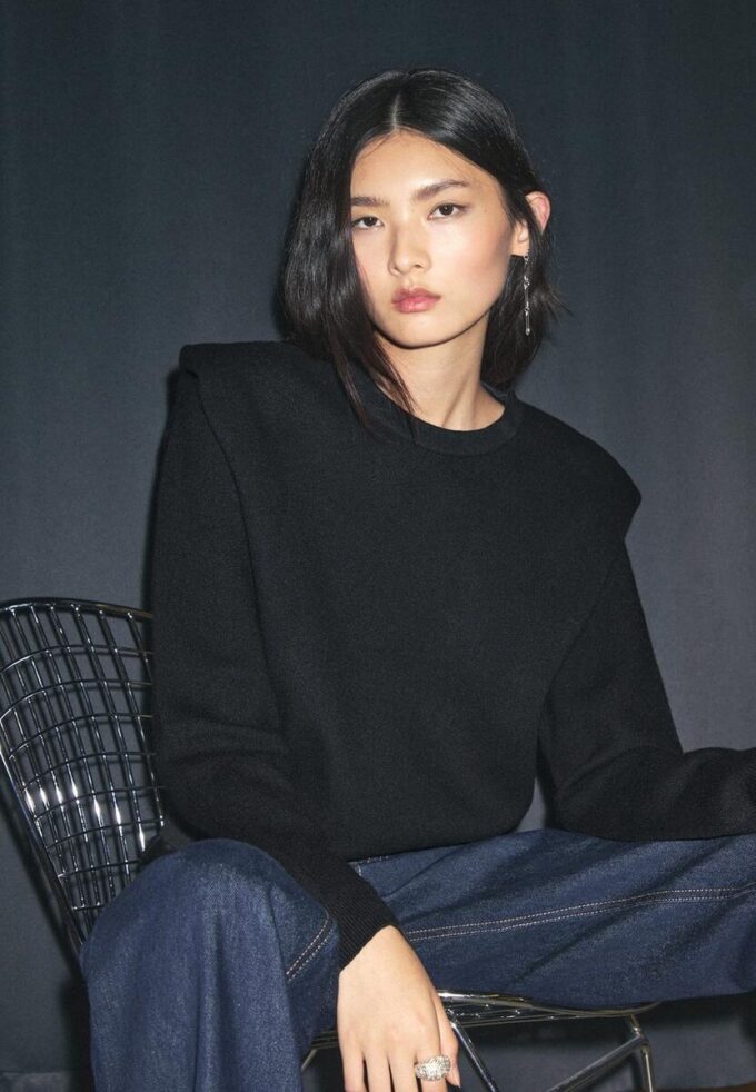 Strikket genser med polstrede skuldre