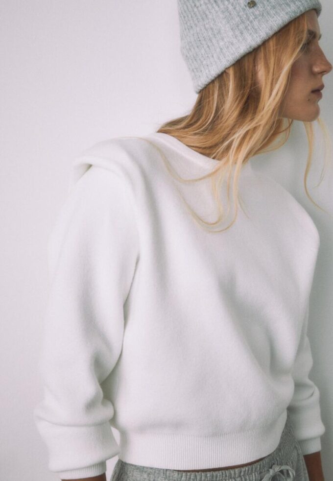 Strikket genser med polstrede skuldre