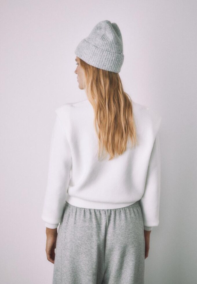 Strikket genser med polstrede skuldre