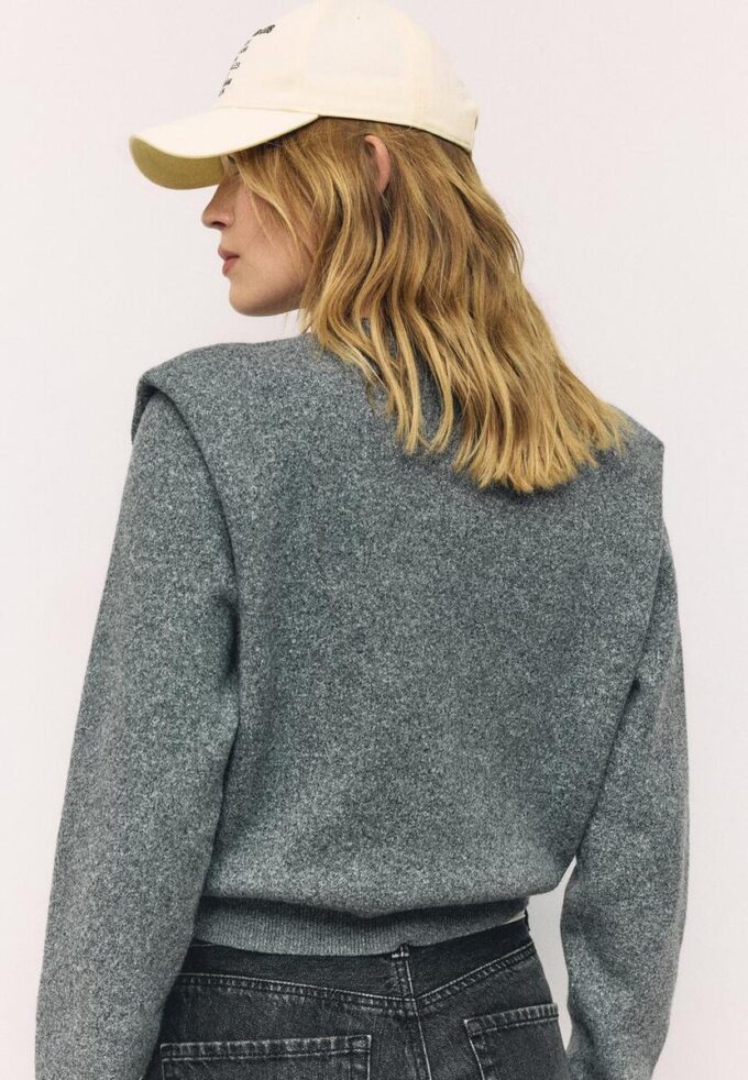 Strikket genser med polstrede skuldre