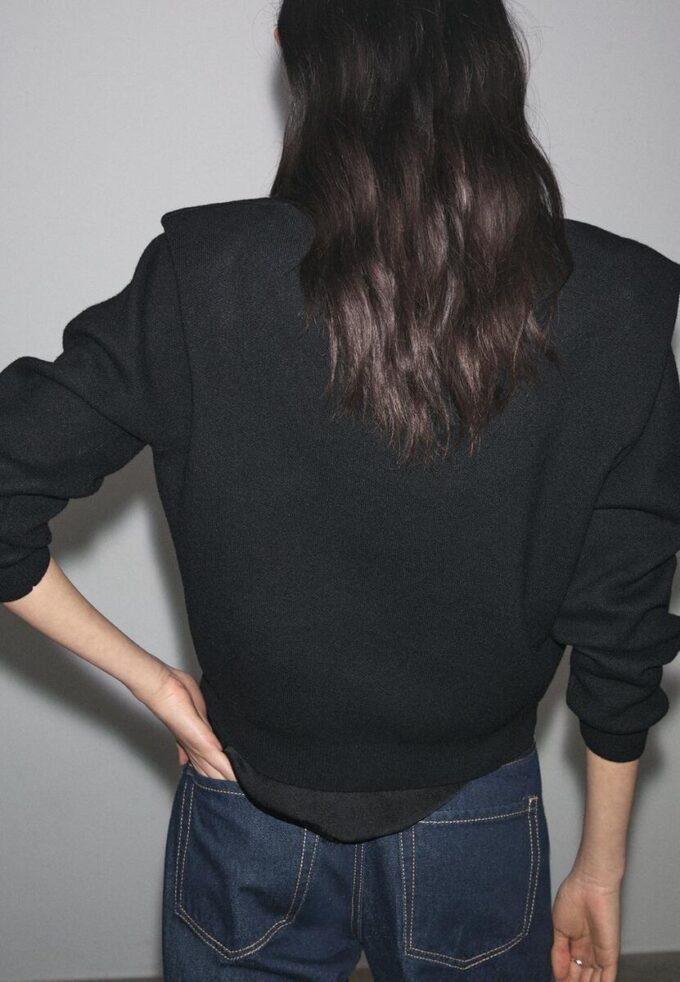 Strikket genser med polstrede skuldre