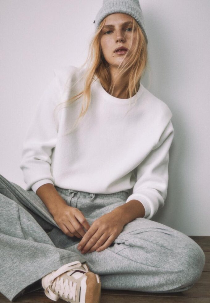 Strikket genser med polstrede skuldre