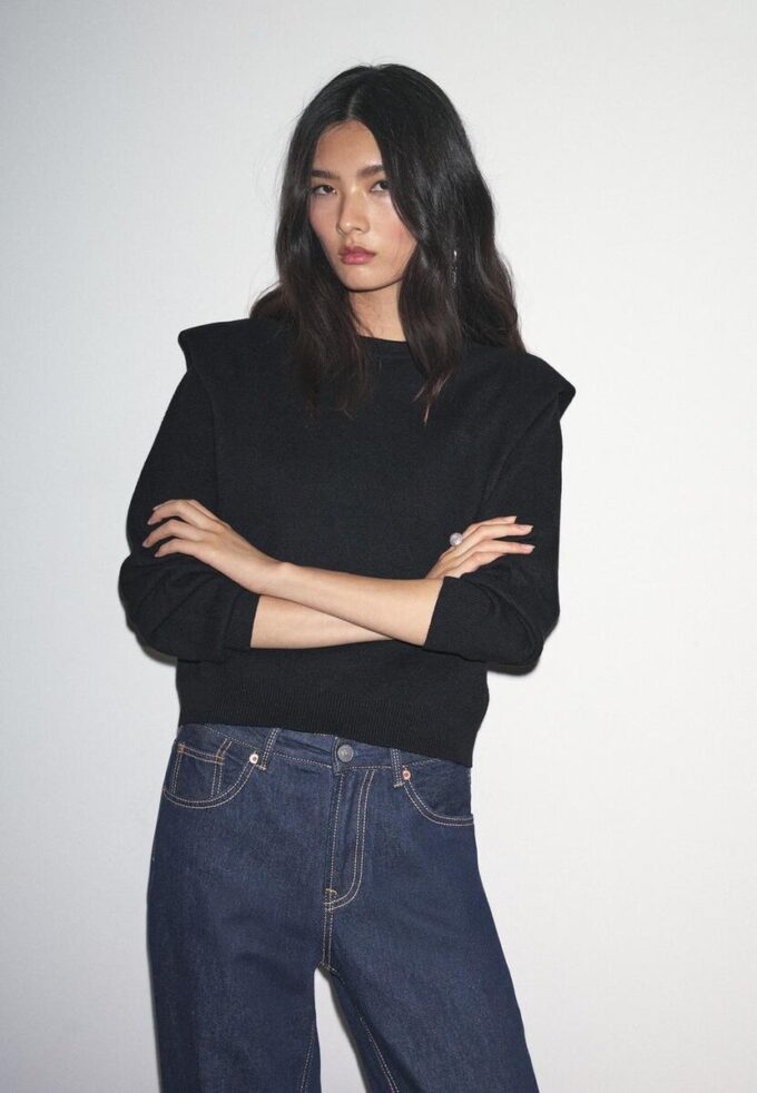 Strikket genser med polstrede skuldre