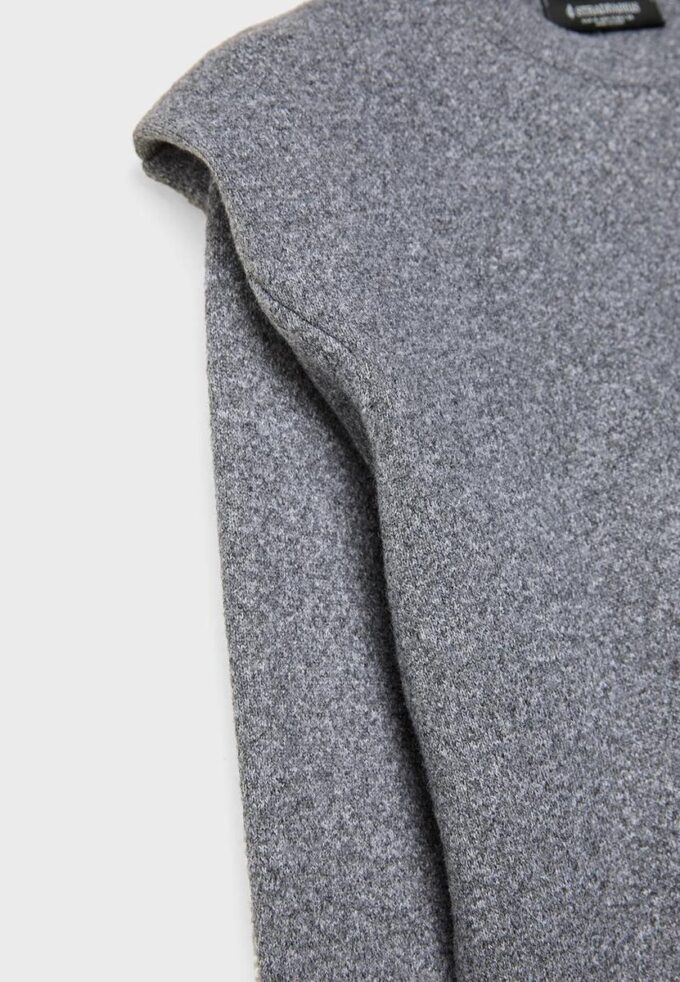 Strikket genser med polstrede skuldre