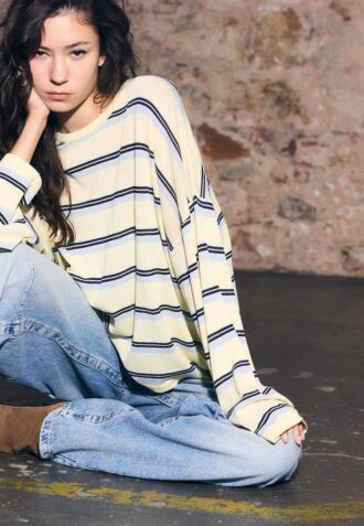 Strikket genser med striper