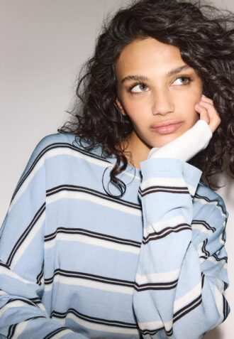 Strikket genser med striper