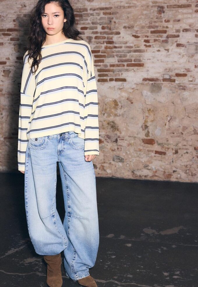 Strikket genser med striper