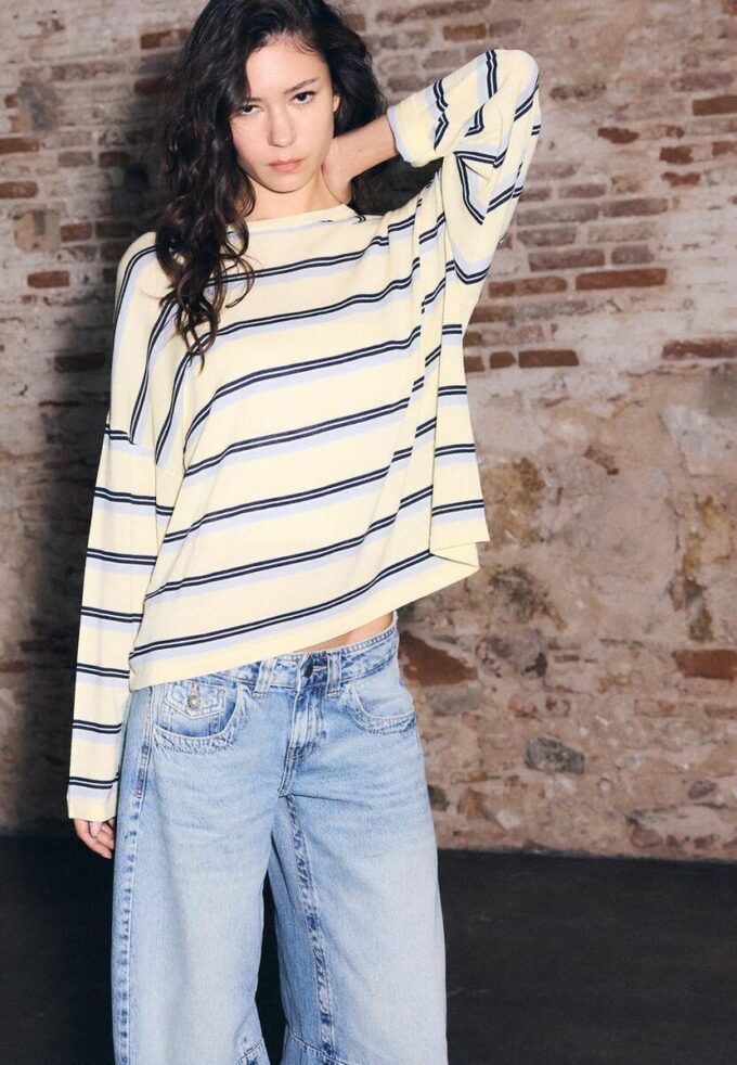 Strikket genser med striper