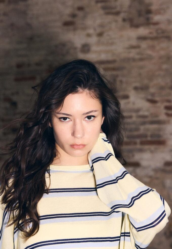 Strikket genser med striper