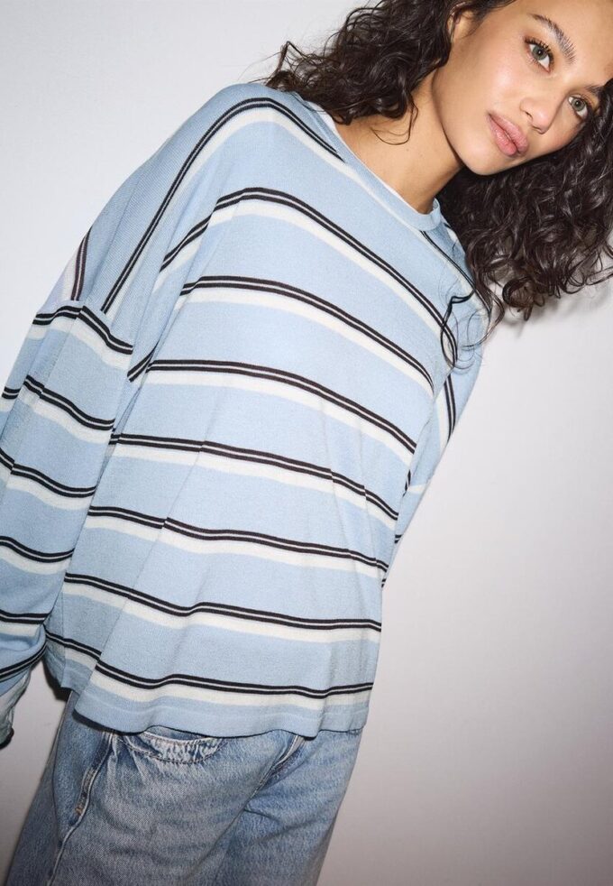 Strikket genser med striper