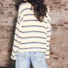 Strikket genser med striper