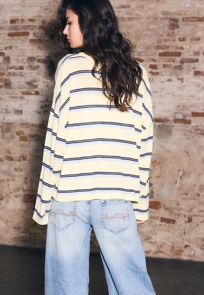 Strikket genser med striper