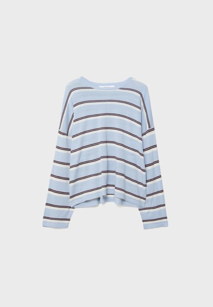 Strikket genser med striper