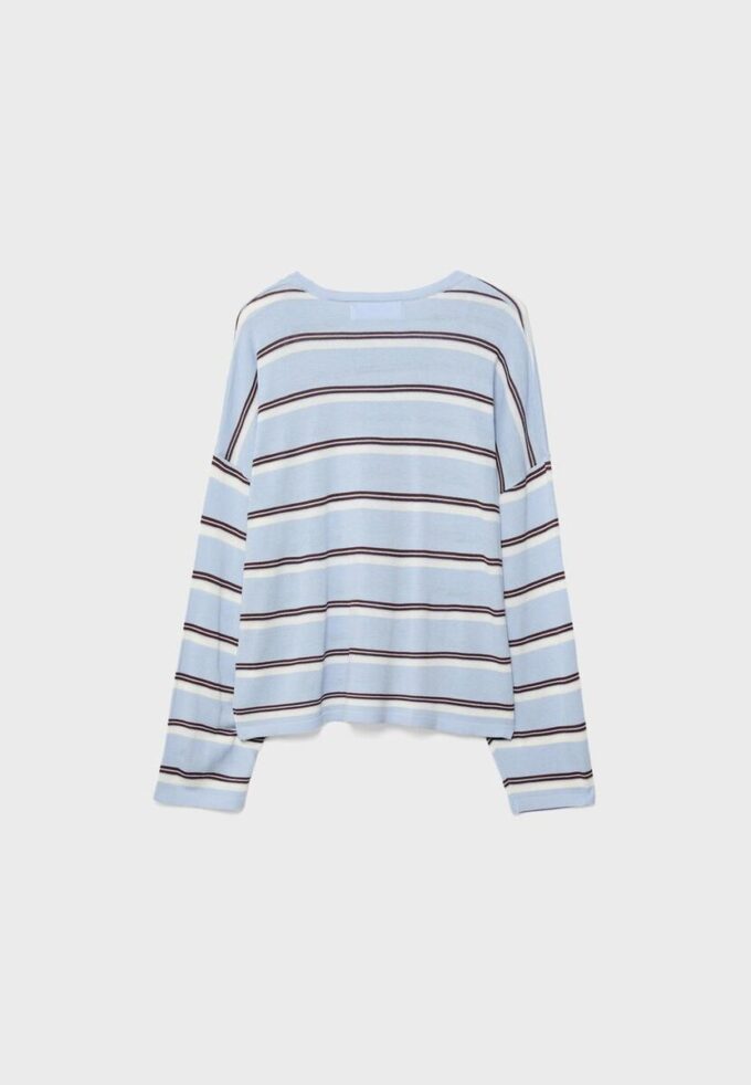 Strikket genser med striper