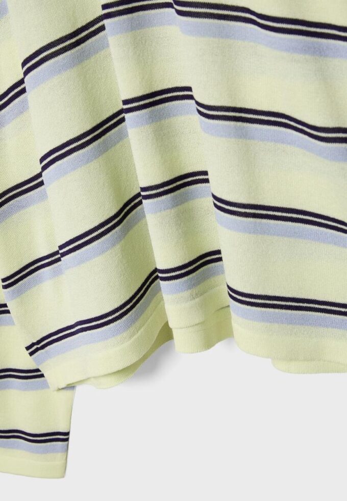 Strikket genser med striper