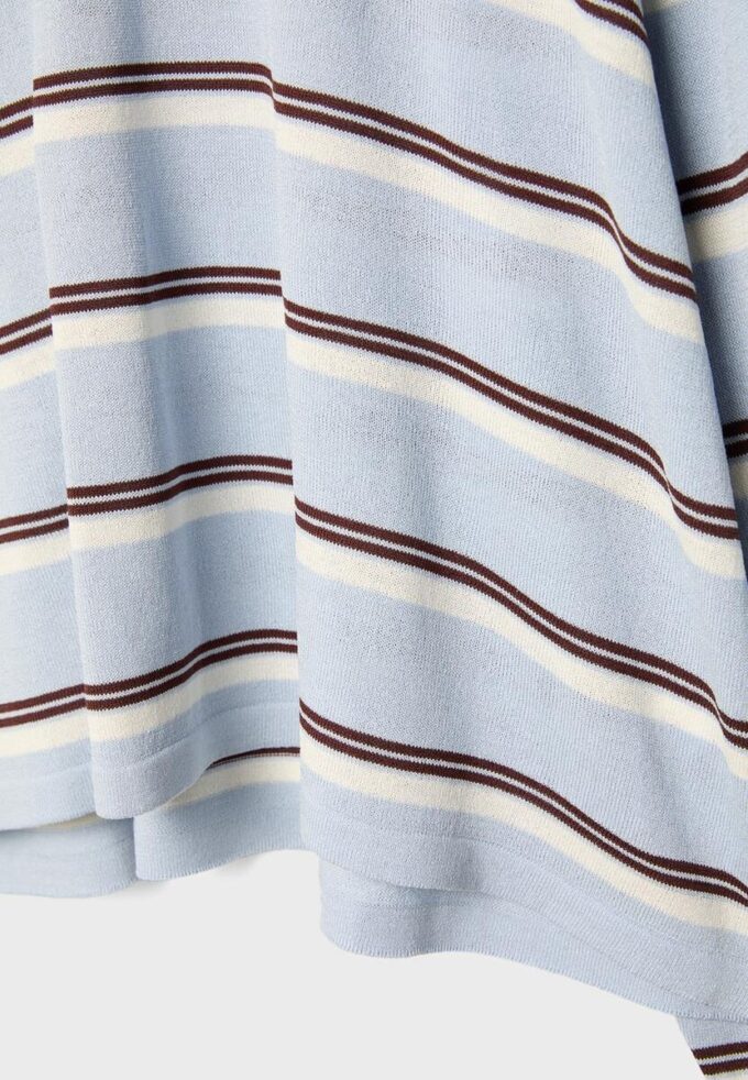 Strikket genser med striper