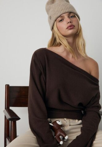 Strikket T-skjorte med båthals og belte