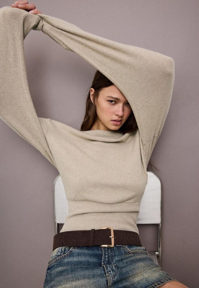 Strikket T-skjorte med båthals og belte