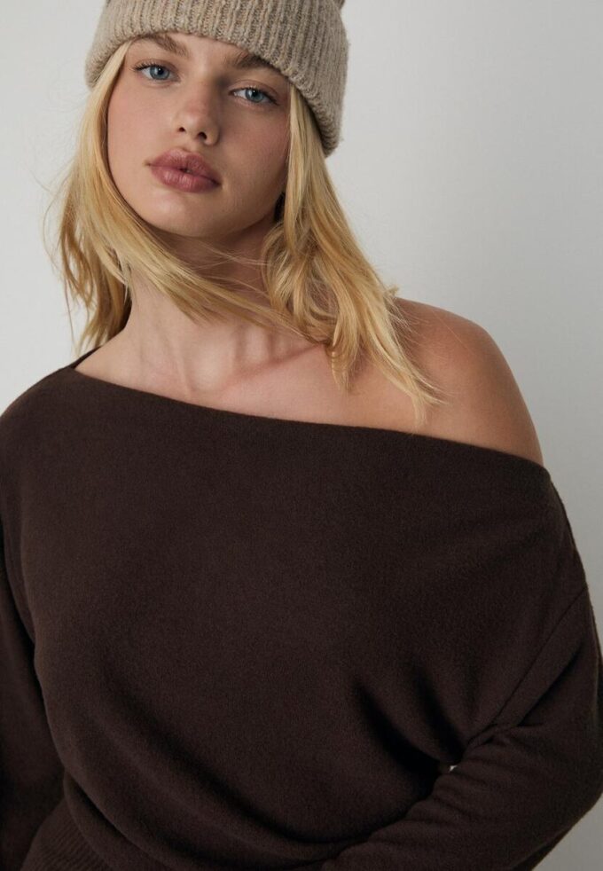 Strikket T-skjorte med båthals og belte