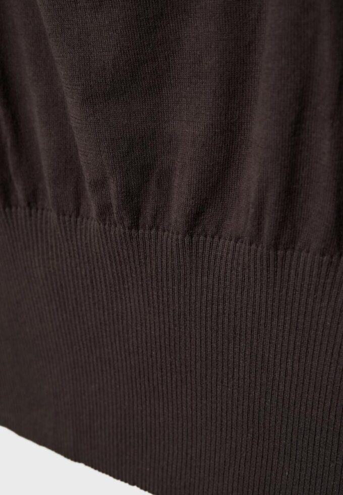 Strikket topp med bånd