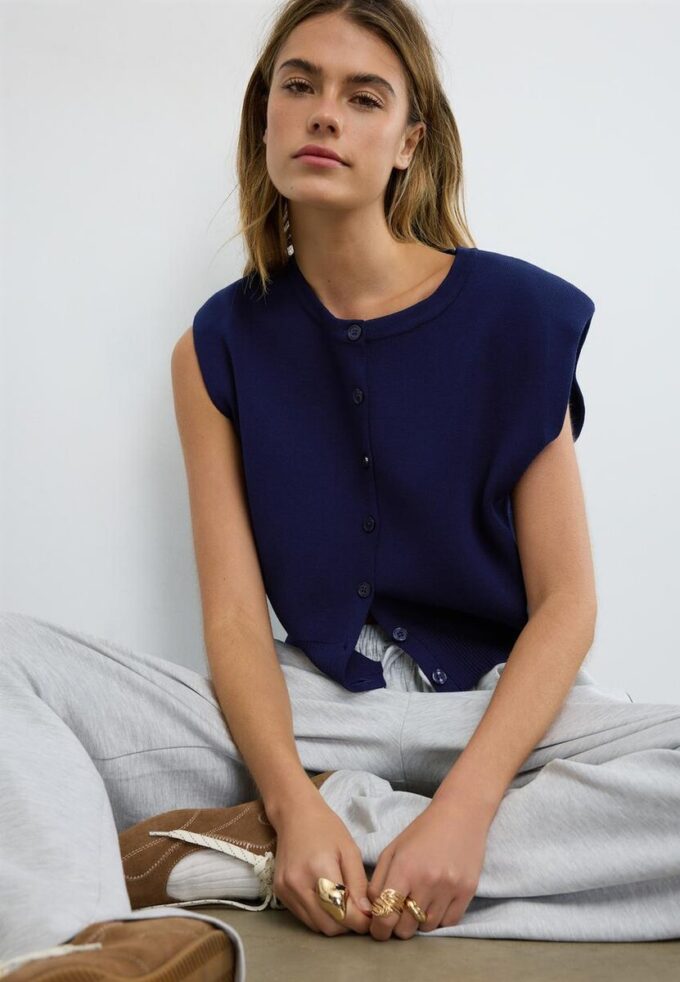 Strikket vest med polstrede skuldre