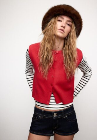 Strikket vest med polstrede skuldre