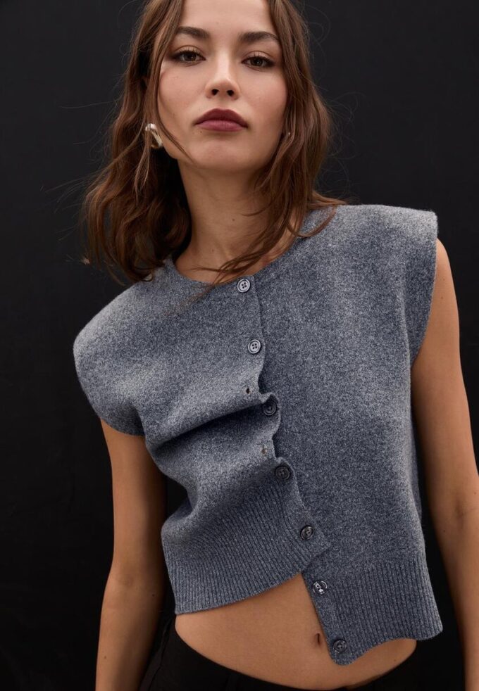 Strikket vest med polstrede skuldre