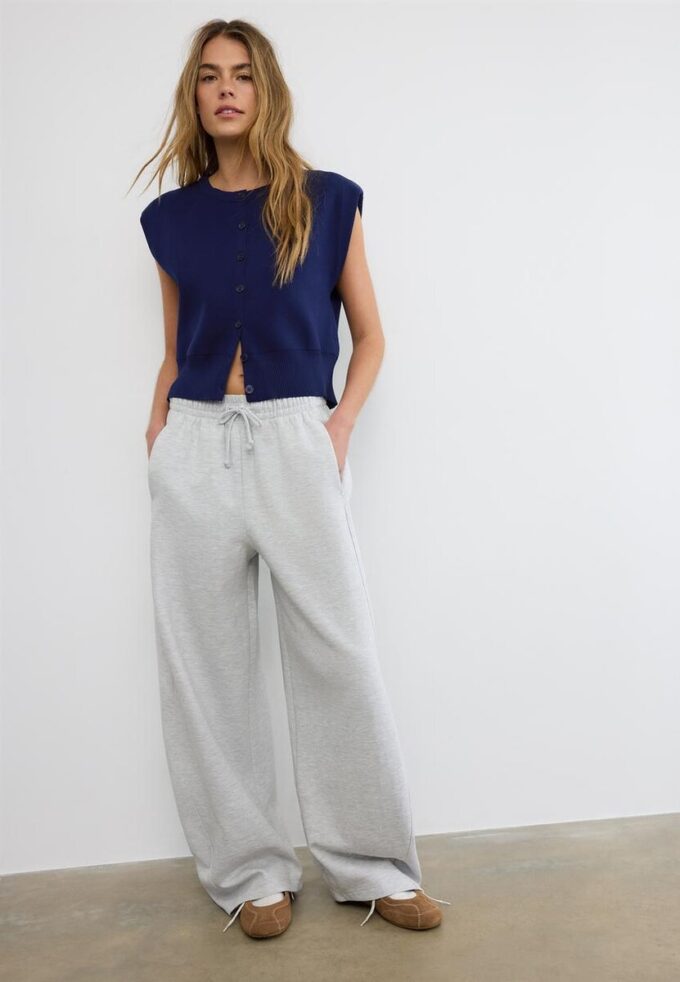 Strikket vest med polstrede skuldre