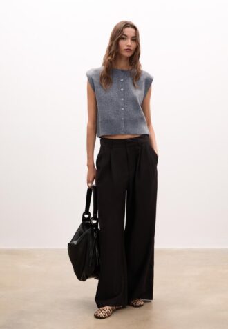 Strikket vest med polstrede skuldre