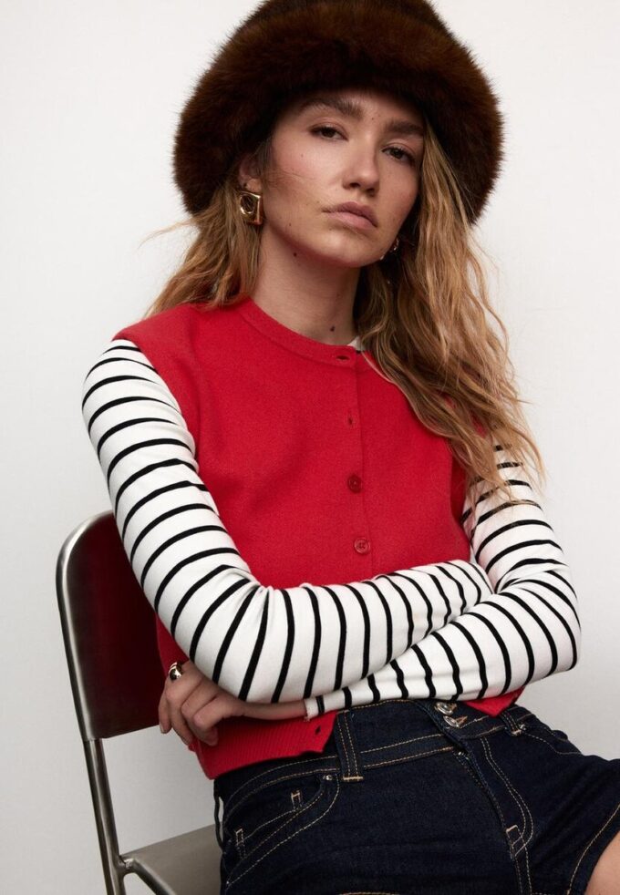 Strikket vest med polstrede skuldre