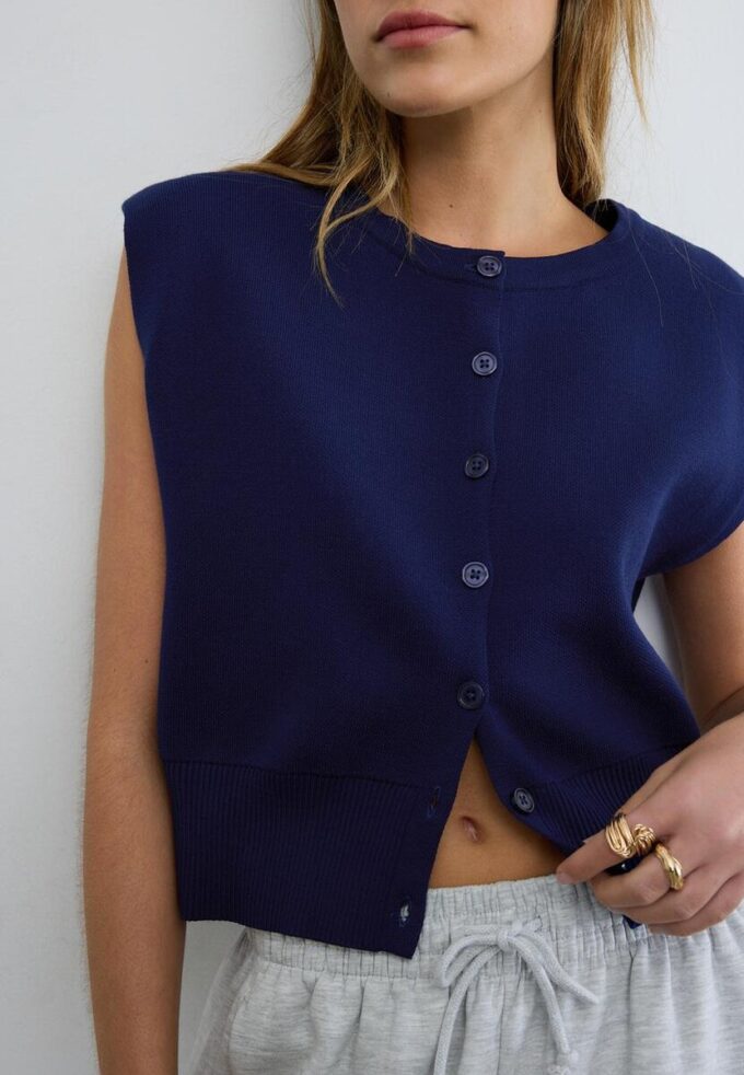 Strikket vest med polstrede skuldre