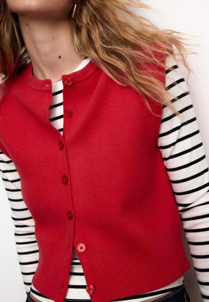 Strikket vest med polstrede skuldre