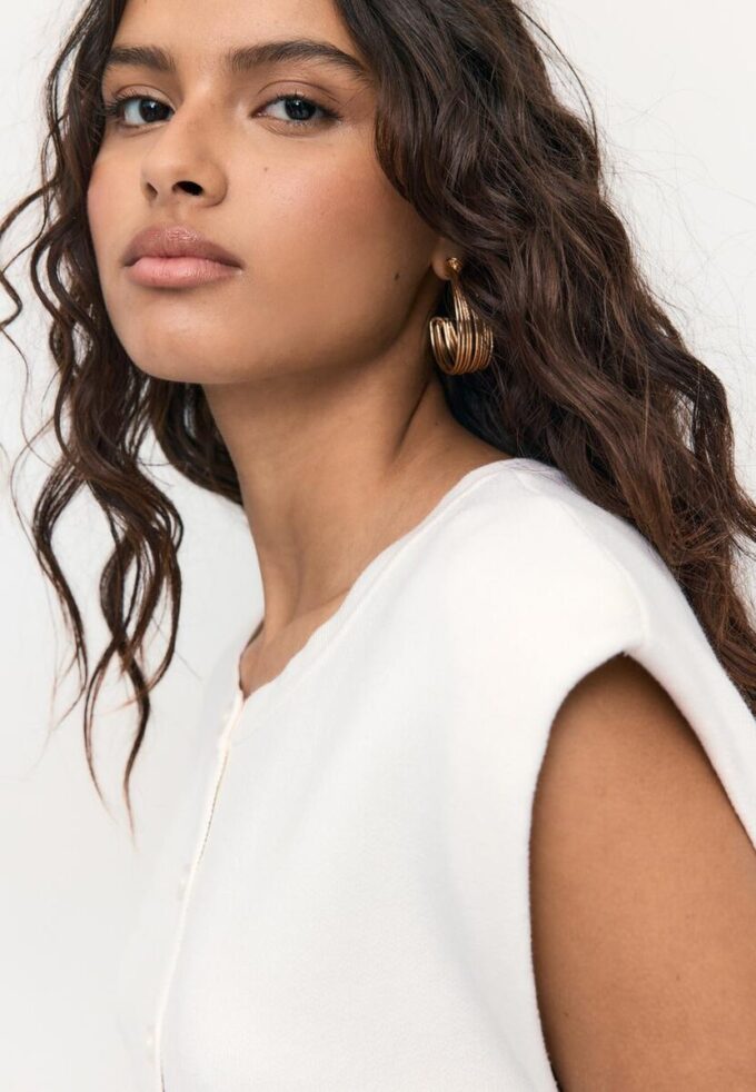 Strikket vest med polstrede skuldre