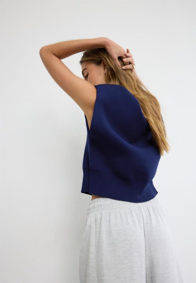 Strikket vest med polstrede skuldre