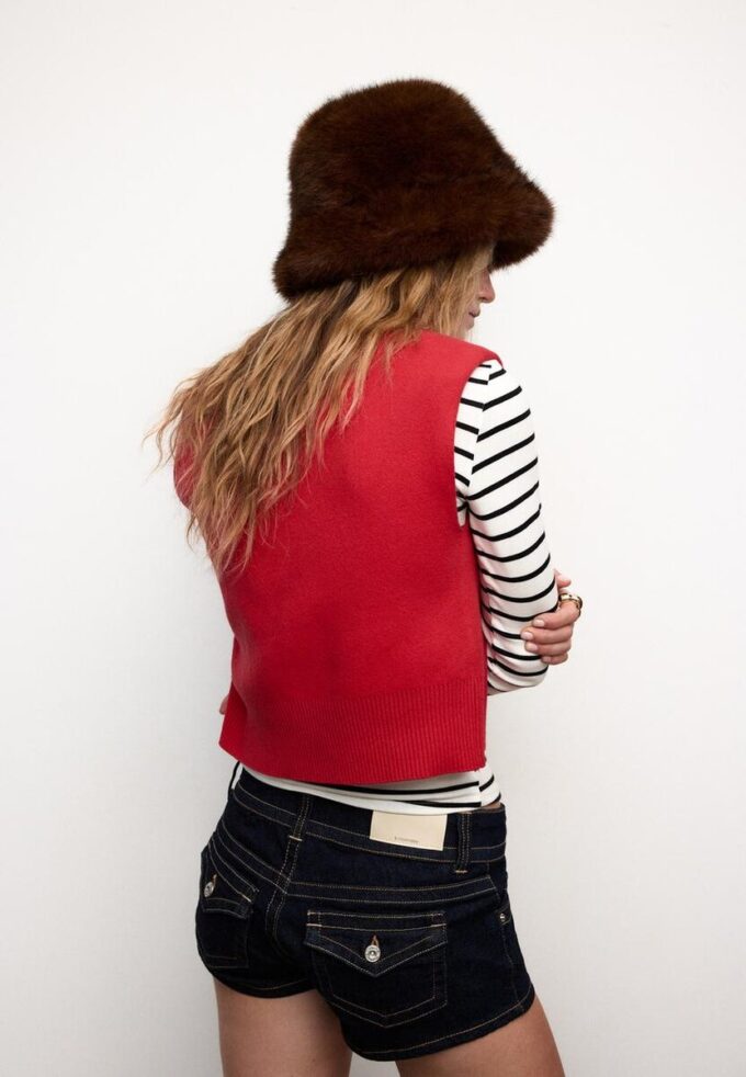 Strikket vest med polstrede skuldre