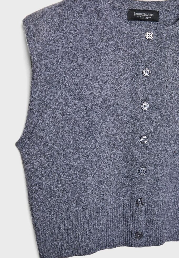 Strikket vest med polstrede skuldre