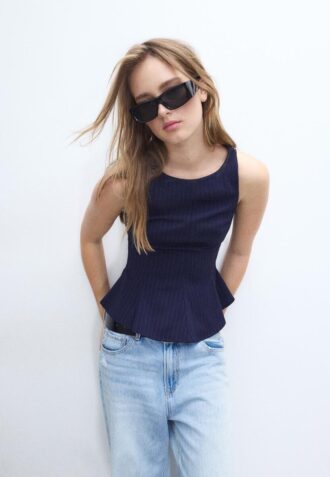 Stripet, ermeløs peplum-topper