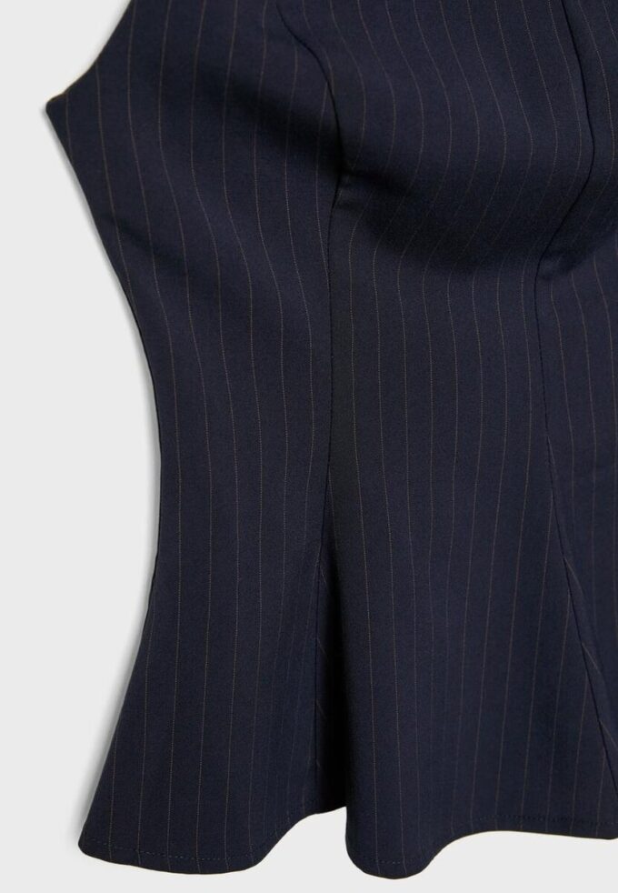 Stripet, ermeløs peplum-topper