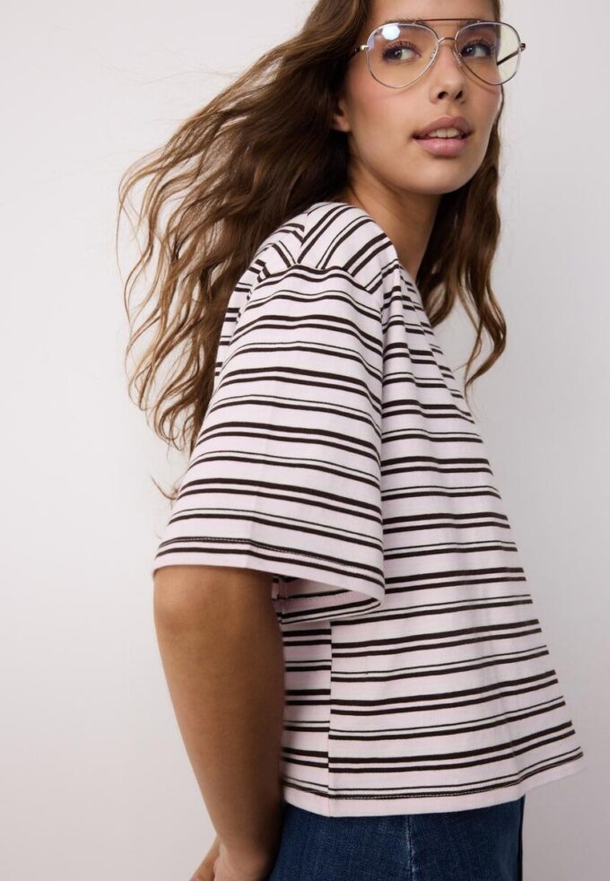 Stripet T-skjorte med korte ermer