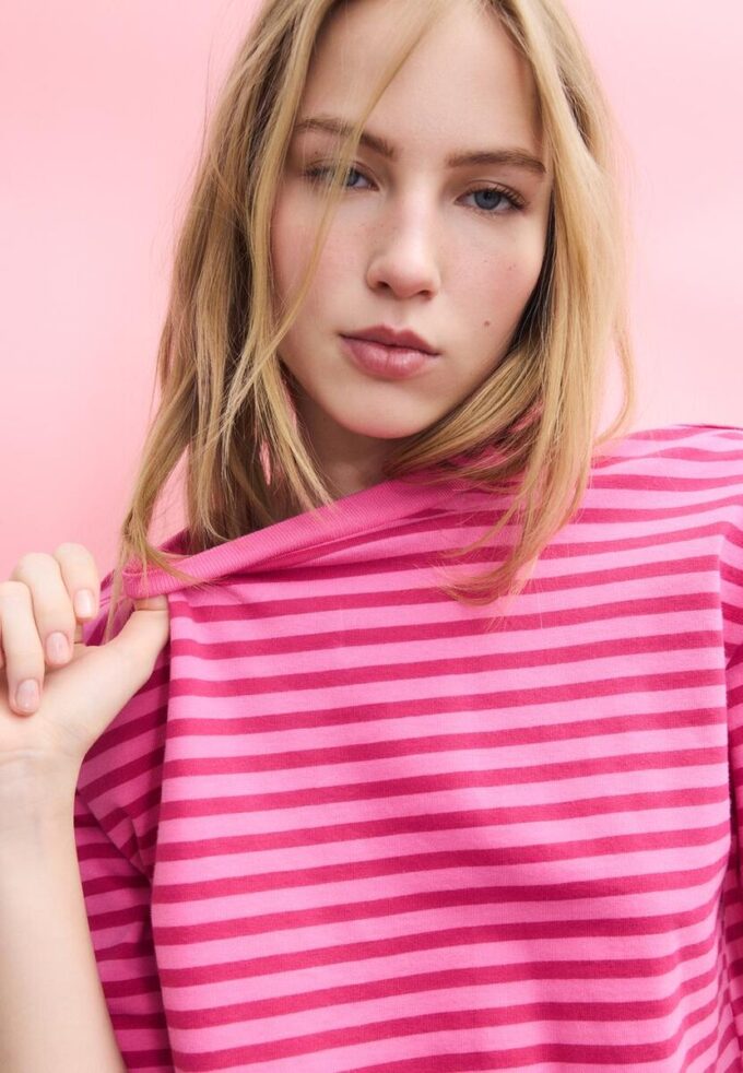 Stripet T-skjorte med korte ermer