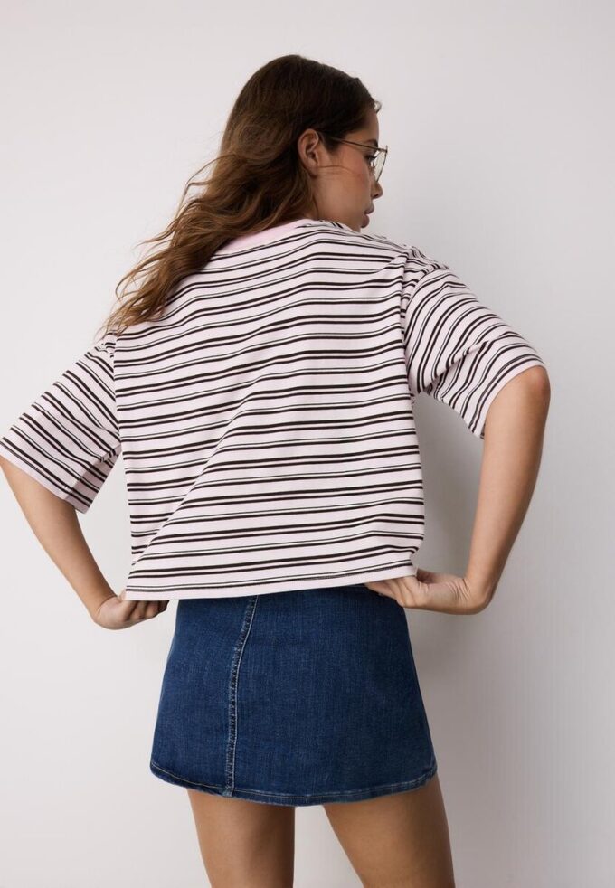 Stripet T-skjorte med korte ermer