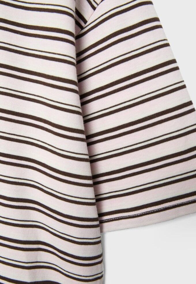 Stripet T-skjorte med korte ermer