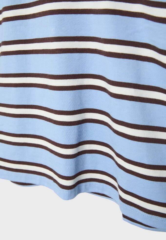 Stripet T-skjorte med korte ermer