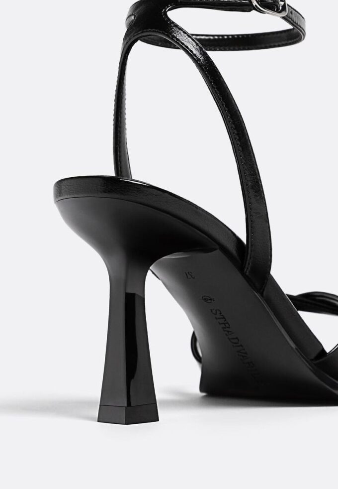 Svarte sandaler med hæl
