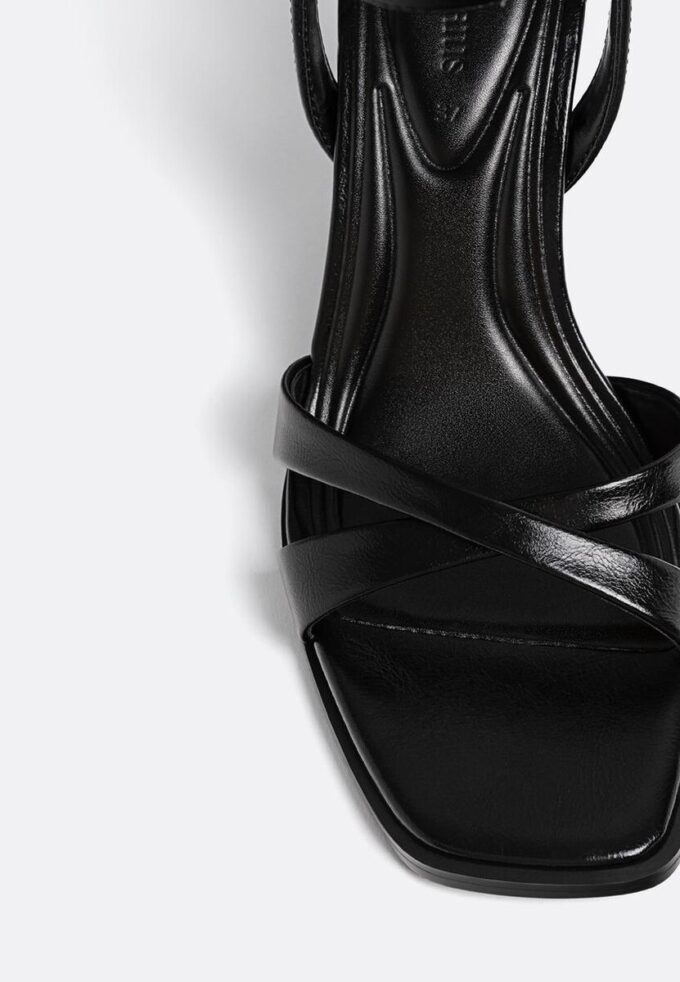 Svarte sandaler med hæl