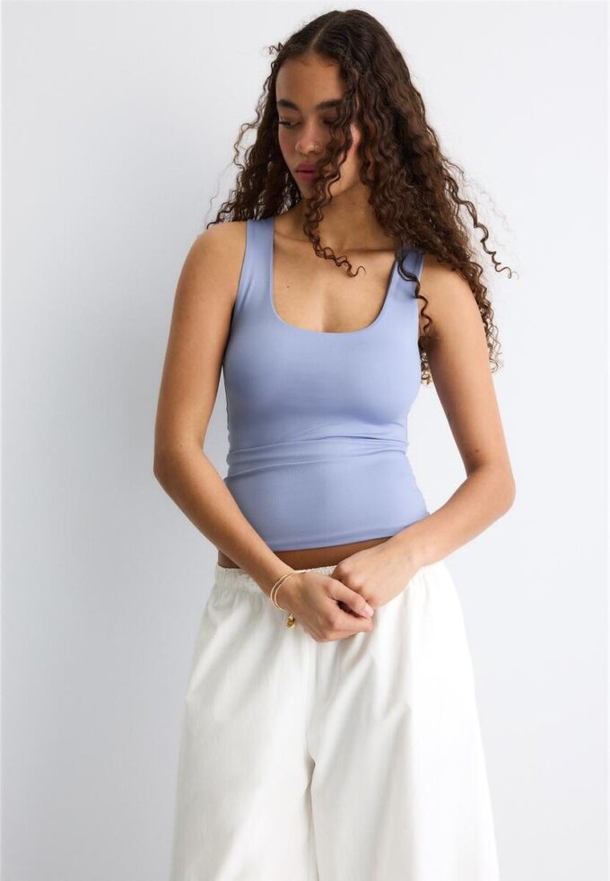 T-skjorte i polyamid med brede stropper