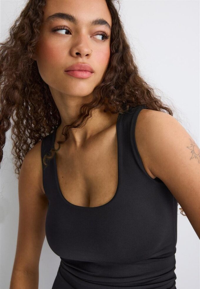 T-skjorte i polyamid med brede stropper