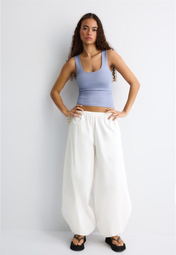 T-skjorte i polyamid med brede stropper