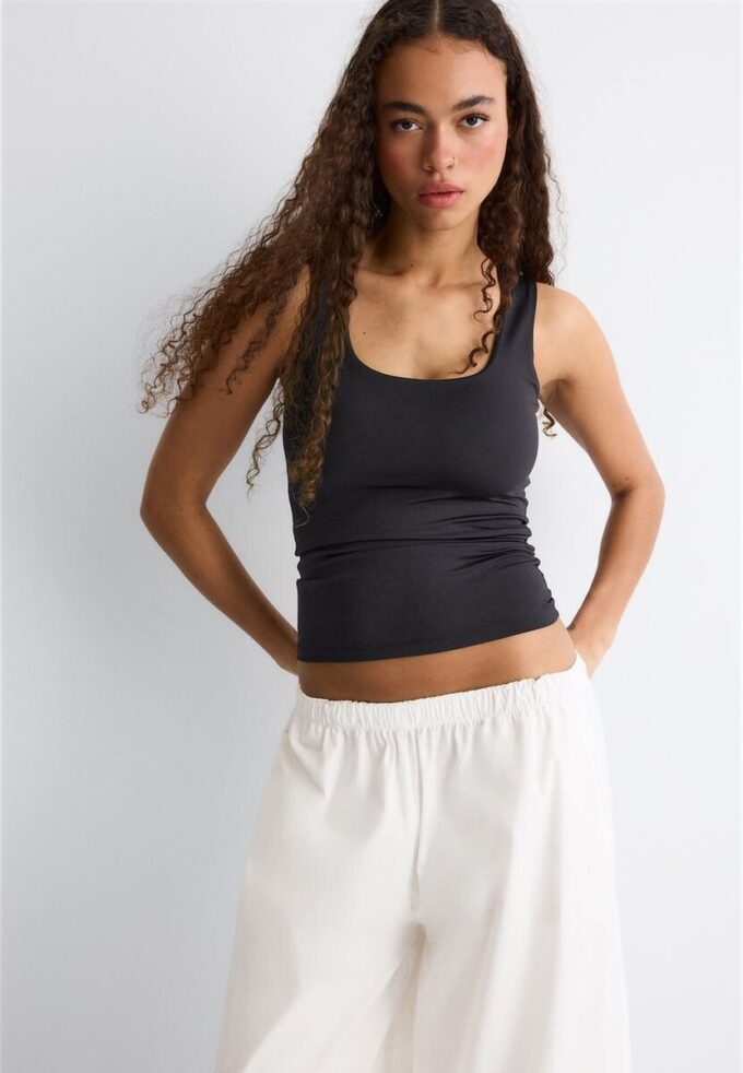 T-skjorte i polyamid med brede stropper