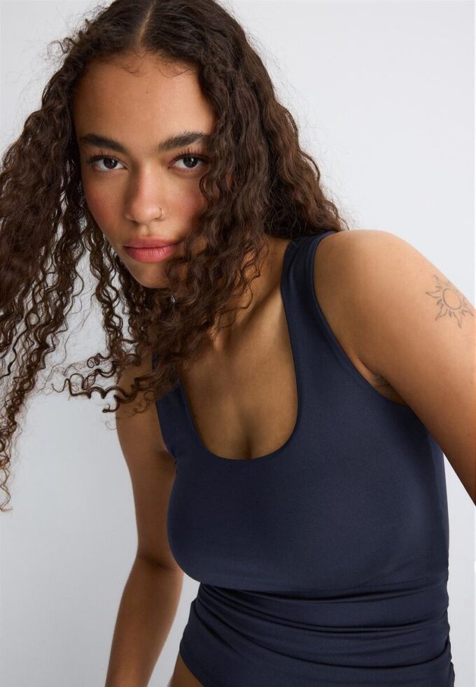 T-skjorte i polyamid med brede stropper